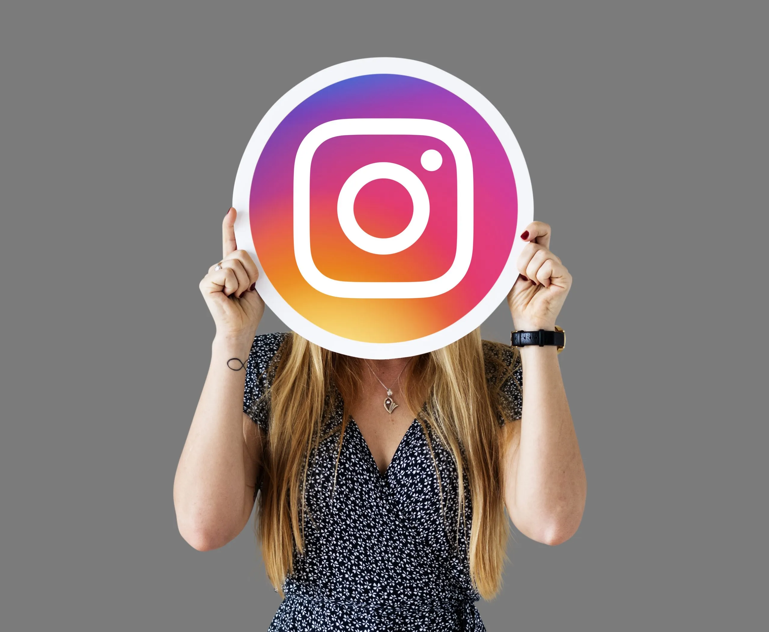 woman-showing-instagram-icon-scaled https://klank.com.br/wp-content/uploads/2025/01/woman-showing-instagram-icon-scaled-1.webp